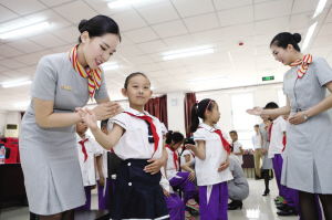 空姐送禮進校園 為困難家庭學(xué)生送學(xué)習(xí)用品和禮儀服務(wù)